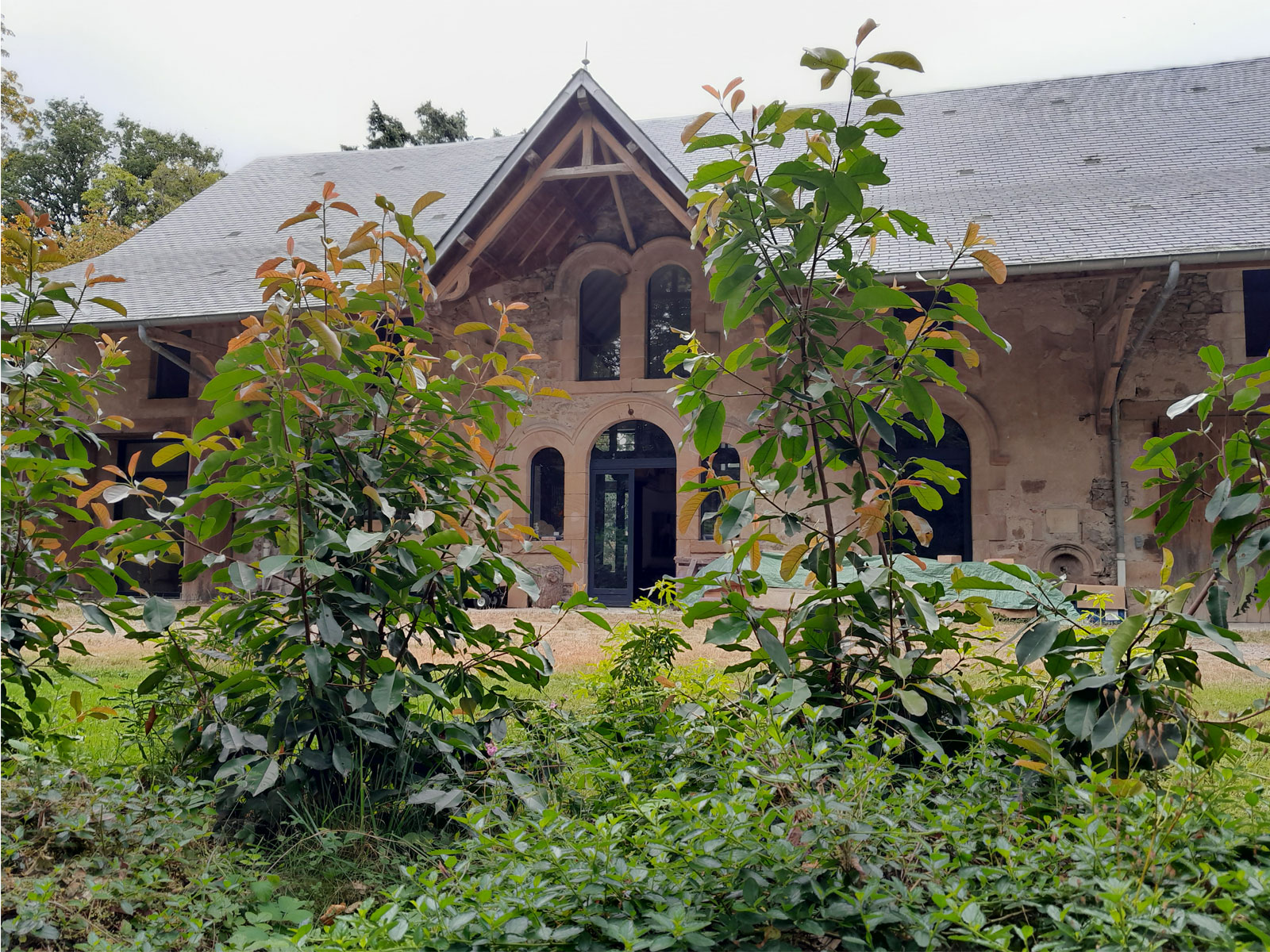 Anciennes remises d'un château bourbonnais transformées en habitation