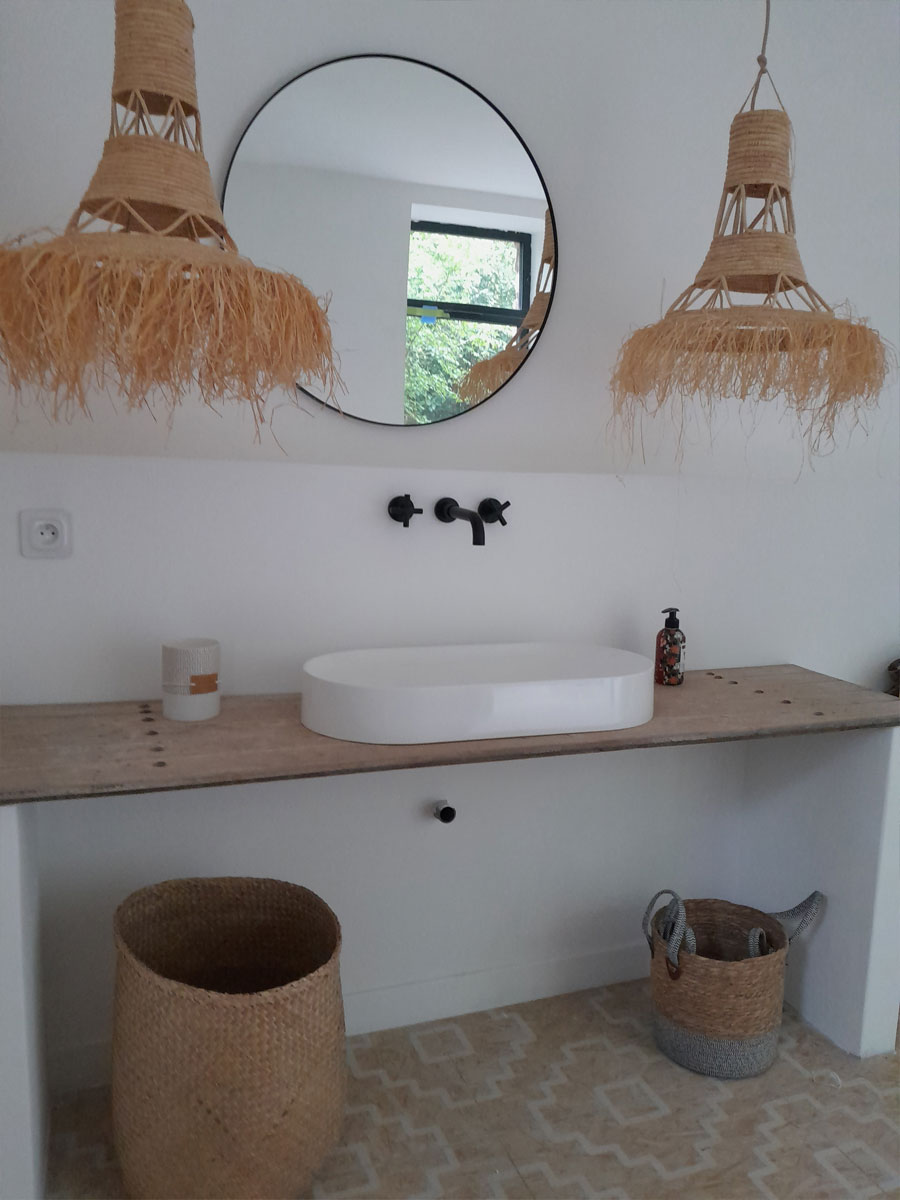 Washbasin countertop on masonry legs in master bathroom