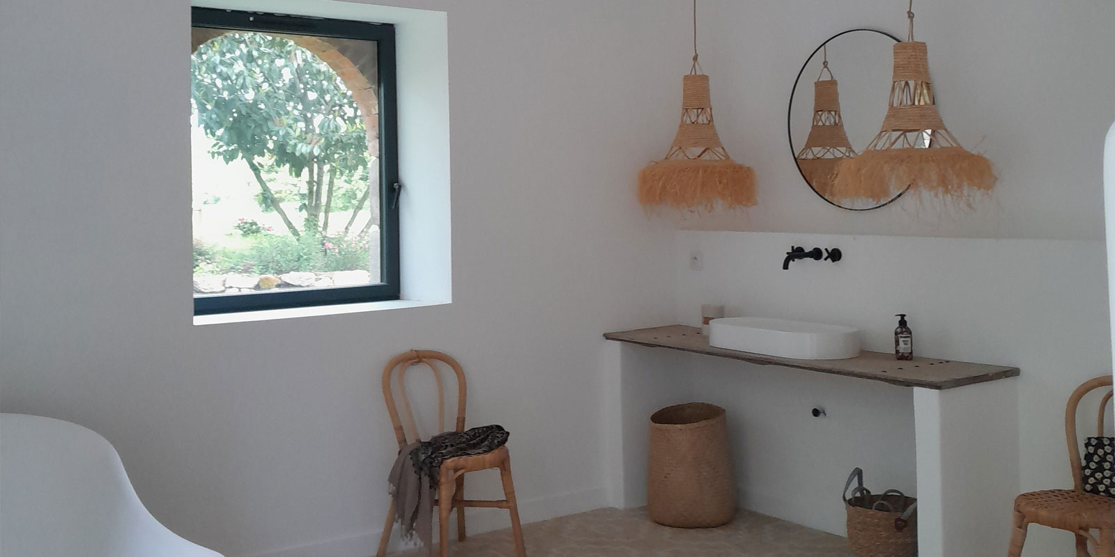 Salle de bain avec un vieux volet en guise de plan vasque