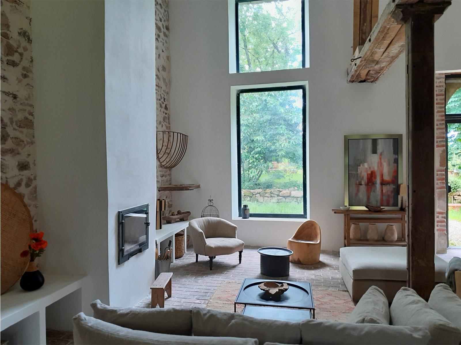 Living room with exposed stone wall and low masonry units