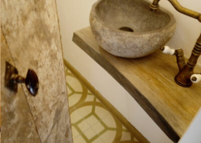 lave main en pierre sur un meuble vasque réalisé sur mesure