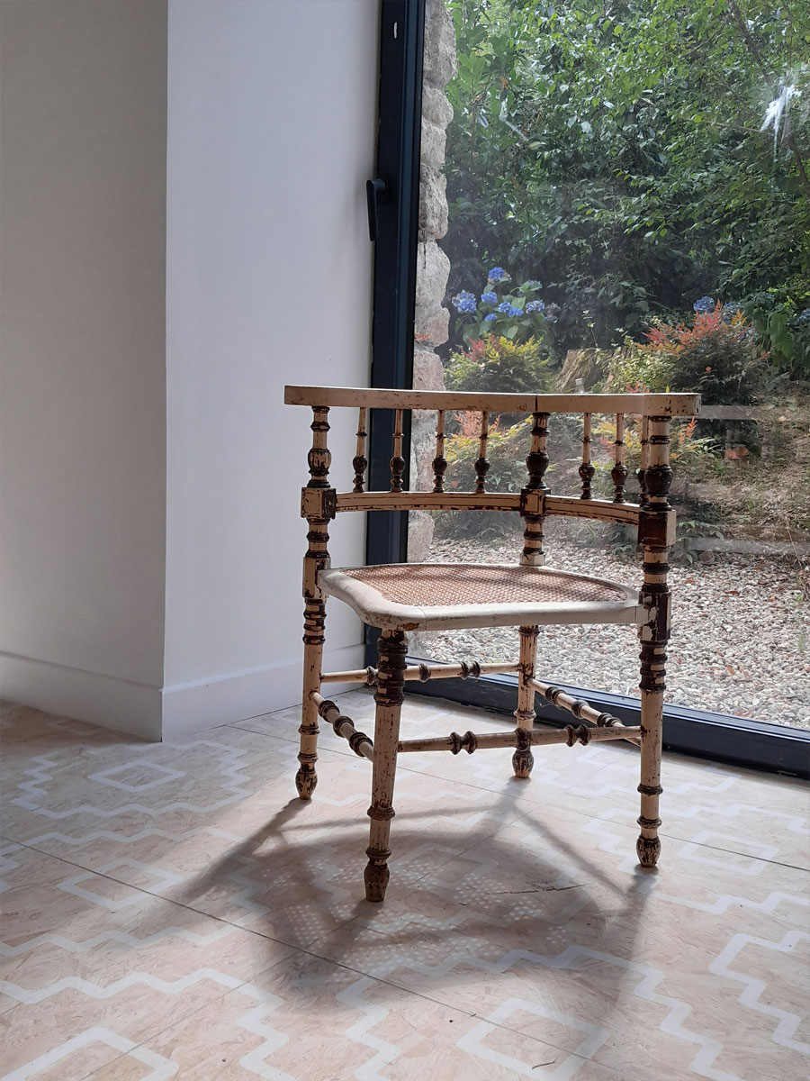 détail sur un fauteuil chiné dans une salle de bain